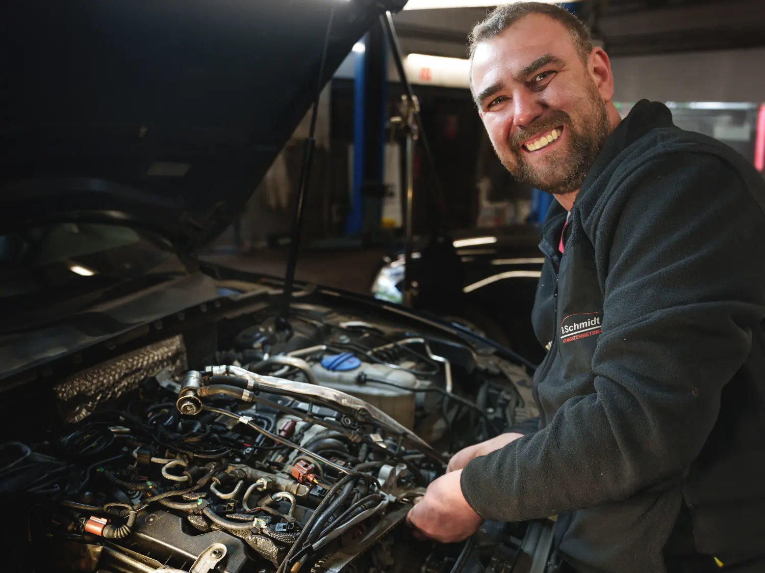 Mechaniker repariert Auto von B. Schmidt KFZ-Meisterbetrieb GmbH
