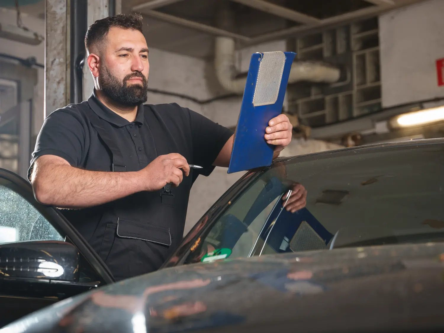 Mechaniker repariert Auto von B. Schmidt KFZ-Meisterbetrieb GmbH