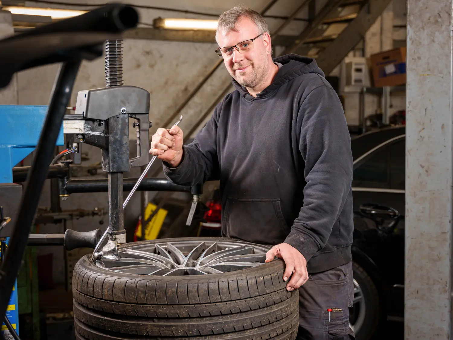 Mechaniker repariert Auto von B. Schmidt KFZ-Meisterbetrieb GmbH
