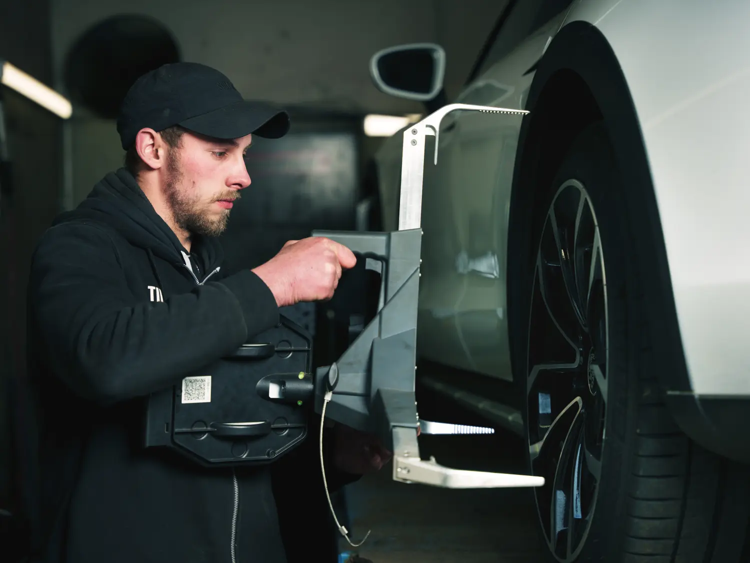 Mechaniker repariert Auto von B. Schmidt KFZ-Meisterbetrieb GmbH